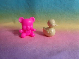 Figura de oso de peluche rosa caliente casa de muñecas Barbie Mattel y pato amarillo - Imagen 1 de 4