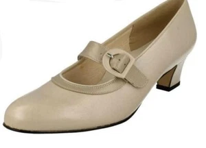 Zapato de Corte Equity Maxine Wide E Fit Clásico Estilo Mary Jane Porcelana Beige - Imagen 1 de 1