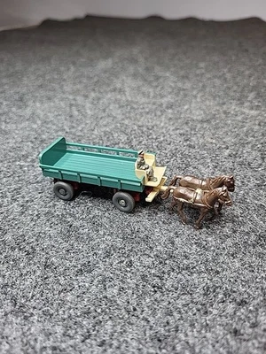 Tractor agrícola WIKING HO 1/87 y remolque con agricultor y carga alemán sin caja  Foto 1 de 4