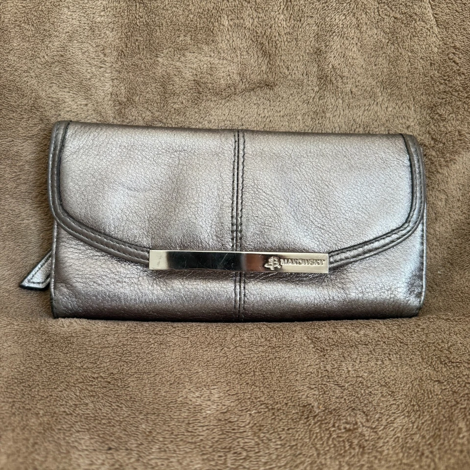 Cartera para mujer B Makowsky plateada metálica cuero detalles plateados sobre plegable Foto 1 de 4