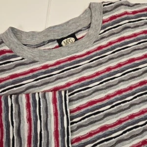 Vintage 90er MPG Struktur Streifen T-Shirt Rot Grau Herren Gr. XL Skater Hip Hop - Bild 1 von 9