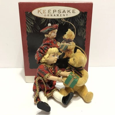 Hallmark Lucinda and Teddy 1994 edición especial muñeca y oso adorno de recuerdo Foto 1 de 4