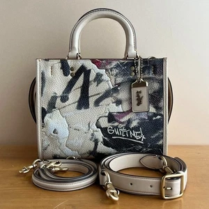 Bolso de 2 vías COACH Rogue 25 Colaboración Graffiti Cuero Marfil Como Nuevo y Sirf Usado - Imagen 1 de 16