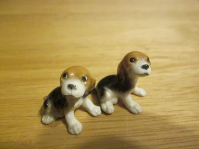 Juego de 2 cachorros Hagen Renaker Beagle sentados Foto 1 de 4