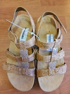 Vionic Sandals Sz 11 Amber Flats Beige Gold Cork Print Adjustable Straps DISPLAY - Picture 1 of 8
