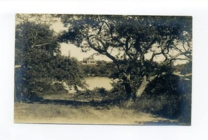 Foto postal Manomet, Plymouth MA RPPC, casa vista a través del agua - Imagen 1 de 2