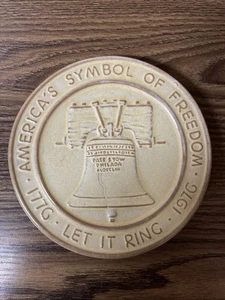 Vintage Frankoma Keramik Untersetzer Schale The Liberty Bell 6,25" hellbraun LB-TR - Bild 1 von 3