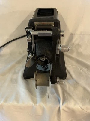 Projetor portátil Kodagraph modelo A década de 1940 tira de filme vintage - Imagem 1 de 4