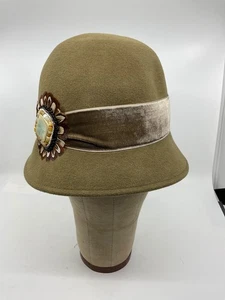 Sombrero Cloche de lana verde Louise vintage para mujer plumas y lazo de cinta de terciopelo - Imagen 1 de 5