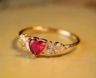Anillo de compromiso para mujer corte corazón enchapado en oro amarillo de 14 quilates 2 quilates simulado rubí rojo Foto 1 de 4