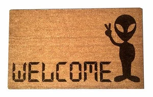 Alfombrilla de puerta grabada con láser Peace Alien Welcome, fibra de coco 100 % natural - Imagen 1 de 1