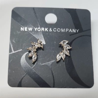 Aretes con forma de hoja en tono dorado New York & Company Foto 1 de 2