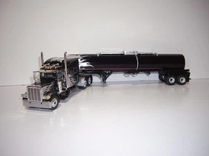 DCP PRIMERA MARCHA 1/64 NEGRO CON LLAMAS PETE 389 Y TANQUE QUÍMICO DURMIENTE Y QUEMADOR - Imagen 1 de 12