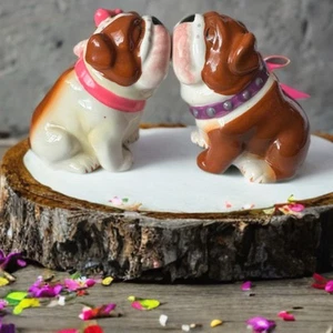 Ceramic English Bulldog Salt & Pepper Shakers Set - Kissing Dogs Mint Condition - Picture 1 of 5