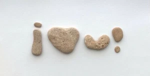 Naturförmige "I❤️U!" Strandsteine Herz Liebe Valentinstag Steine Buchstaben Kunst Kiesel - Bild 1 von 9