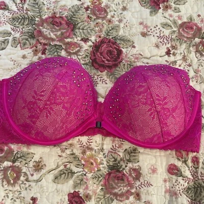 Sujetador 36D Victoria's Secret sin tirantes rosa intenso con pedrería encaje frontal imán Foto 1 de 4