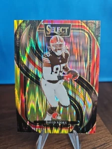 David Njoku 2024 Panini Select Amarillo y Rojo Prizm Shock Premier Level Cleveland - Imagen 1 de 2