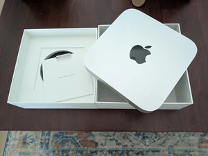 Apple Mac Mini M2 8GB RAM 256GB SSD Desktop - Silver (MMFJ3LL/A) - Bild 1 von 3