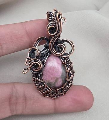 Colgante envuelto en alambre de cobre de rodonita | Joyería de alambre hecha a mano Foto 1 de 4