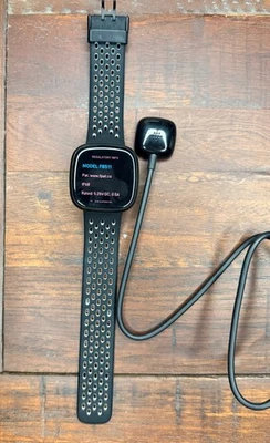 Smartwatch Fitbit Versa 3 rastreador de atividade com carregador FUNCIONANDO preto - Imagem 1 de 4