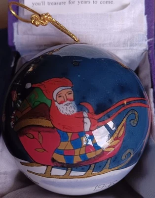 LI BIEN Adorno de Vidrio Pintado al Reverso Papá Noel y Reno Tirando Trineo 1996 Foto 1 de 4