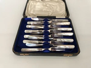 GEHÄUSE SET MIT 6 M. O. P. HAND- & VERSILBERTEN OBSTMESSERN & 6 GABELN (MOP-444) - Bild 1 von 5