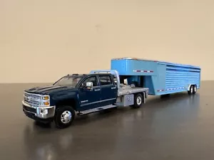 Custom 1/64 Greenlight 2016 Chevrolet 3500 with Blue Gooseneck Livestock Trailer - Picture 1 of 16