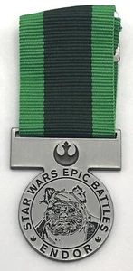 Star Wars Epic Battle Medal Toys R Us EWOK Endor Green Exclusive 2 Of 4 - Picture 1 of 3