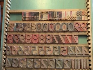 LOTE DE 87 bloques números y símbolos tipo madera impresión tipo letra vintage #525 V - Imagen 1 de 3