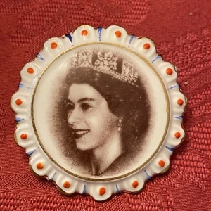 Vintage Coalport Pinback Queen Elizabeth II Brooch Coronation 1953 - Picture 1 of 7