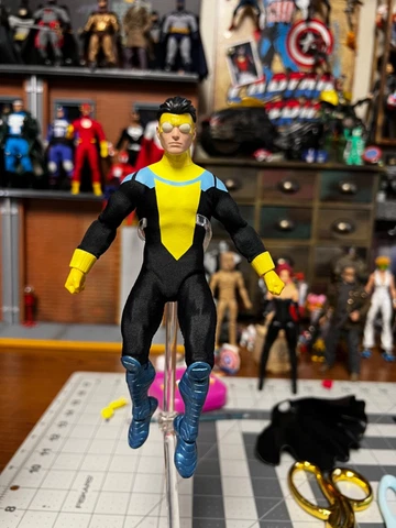 Mezco , nota, marvel legends 1/12 invincible suit only Cover