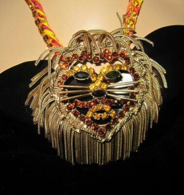 COLAR DECLARAÇÃO CABEÇA DE LEÃO BETSEY JOHNSON - Imagem 1 de 3