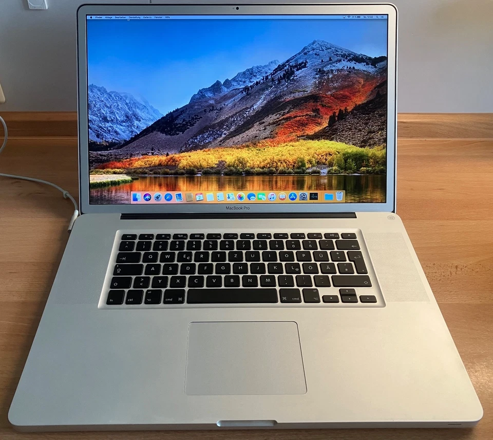 Apple MacBook Pro 17 Zoll, Modell A1297, Intel Core i7 2,4GHz;16GB RAM;480GB SSD - Bild 1 von 4