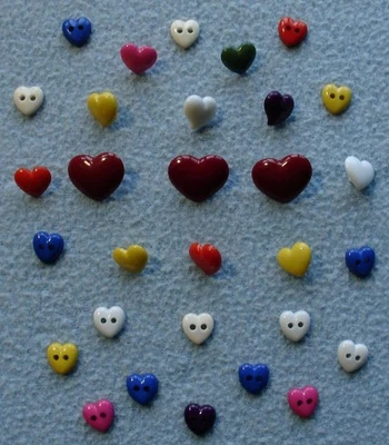 30 BOTONES CORAZÓN Mates Blancos Púrpura Amarillo Azul Verde Rojo Rosas Muchas Tallas Usado en Excelente Condición Foto 1 de 4