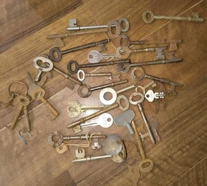  Vintage keys Good Mix See Pics. - Picture 1 of 4