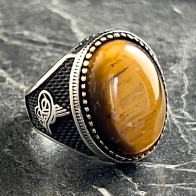 Anillo de plata con piedras preciosas ojo de tigre marrón para hombre, anillo otomano grabado diseño Tura Foto 1 de 4