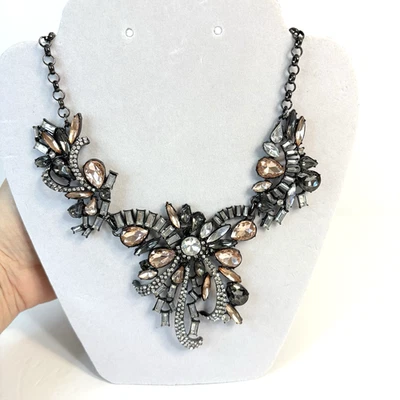 Collar Joan Rivers Estrás Distintivo Babero Rosa Ahumado Transparente en Tono Plateado Foto 1 de 4