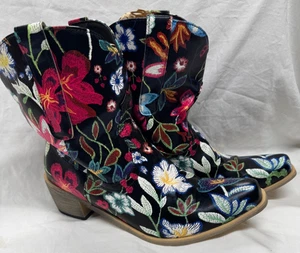 DAMEN KURZE STIEFEL ZUM ÜBERZIEHEN WESTERNSTIL NEU - SCHWARZ MIT BLUMENMUSTER - Bild 1 von 18