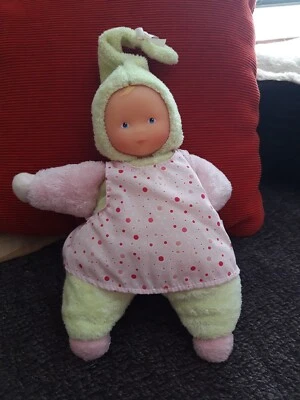 POU/Doudou Poupée corolle Vert  Bonnet Hochet Robe Rose Etiq. marque Coupée 26cm - Photo 1/4