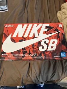 NIKE SB Bandai Gundam Mobile Unicorn Gundam (Destroy Mode) Red Box - Bild 1 von 12