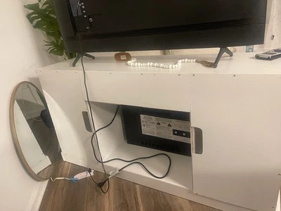 Soporte para TV y TV Foto 1 de 4