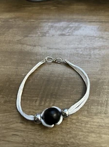 Pulsera Perla Negra Con Dos Perlas Pequeñas Hecha a Mano - Imagen 1 de 2