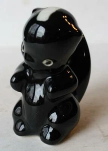 Statuina Skunk ceramica porcellana dipinta a mano cartone animato stile fumetto seduta --- - Foto 1 di 1