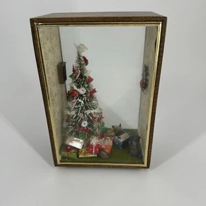 VTG Christmas Diorama/Shadowbox Presents under the tree and cat with baby - Picture 1 of 14