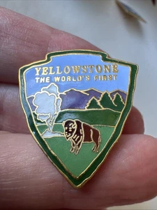 Yellowstone el primer pin del mundo con montañas y un búfalo - Imagen 1 de 5