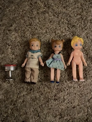 Banqueta vintage 1988 Tyco Dixie's Diner anos 50 peças de reposição 3 bonecas - Imagem 1 de 4