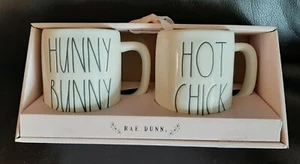 NUEVO en CAJA Rae Dunn Juego de 2 tazas "Hunny Bunny" y "Hot Chick" Set de regalo Pascua - Imagen 1 de 1