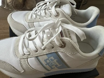 TOMMY HILFIGER Sneaker topaktuell Gr. 37 Modell Freja weiß-hellblau, NEUWERTIG! - Bild 1 von 4