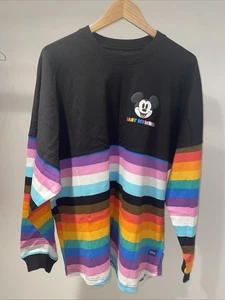 Camiseta Disney Pride Adulto Espíritu Grande Miembro del Elenco Mickey Mouse Arco Iris Nueva con Etiquetas - Imagen 1 de 10