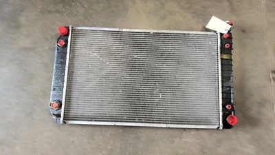 Used Radiator fits: 1990 Gmc 1500 PICKUP 8-305 5.0L 28-1/4`` wide 1-3/8`` thick Foto 1 de 4